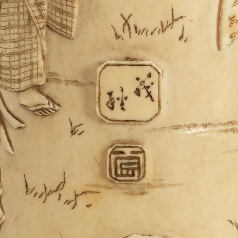 VAS, elfenben. Japan, Meiji (1868-1912).