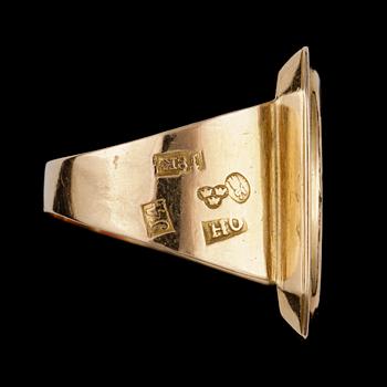 RING, 18K guld samt karneol, 1839. Vikt ca 6,6g.