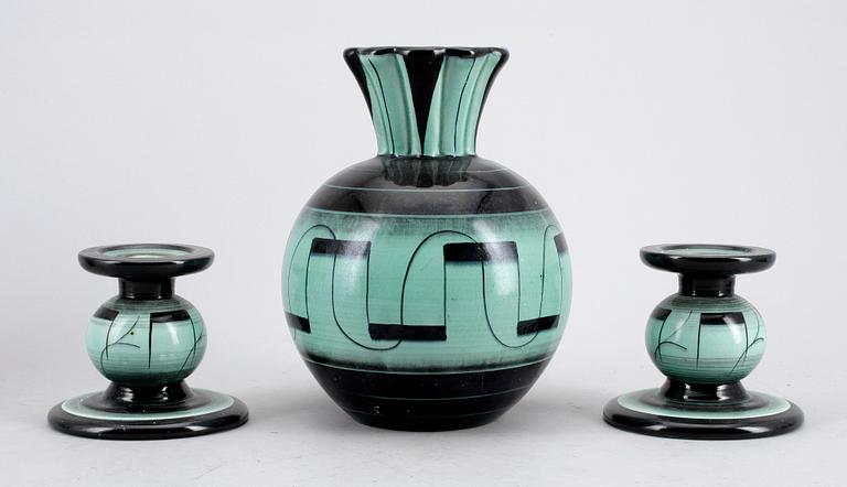 VAS SAMT LJUSSTAKAR, ett par, porslin, Ilse Claesson, Rörstrand, 1900-talets andra kvartal.