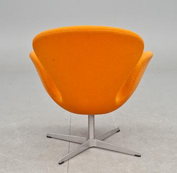 FÅTÖLJ, "Svanen" av Arne Jacobsen för Fritz Hansen, Danmark.