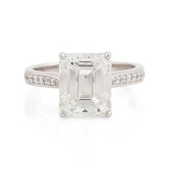 An Engelbert ring in 18K white gold set with an emerald-cut diamond 3.53 ct G vvs 2.