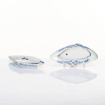A set of eight blue and white Japanese dishes, Edo period, 18th century.