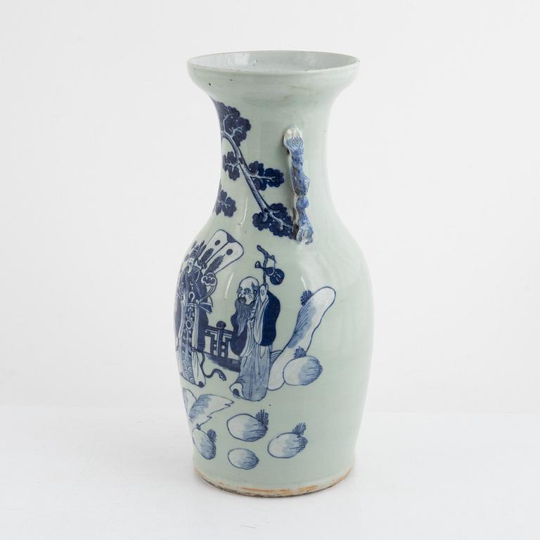 A Chinese vase, late Qing dynasty.