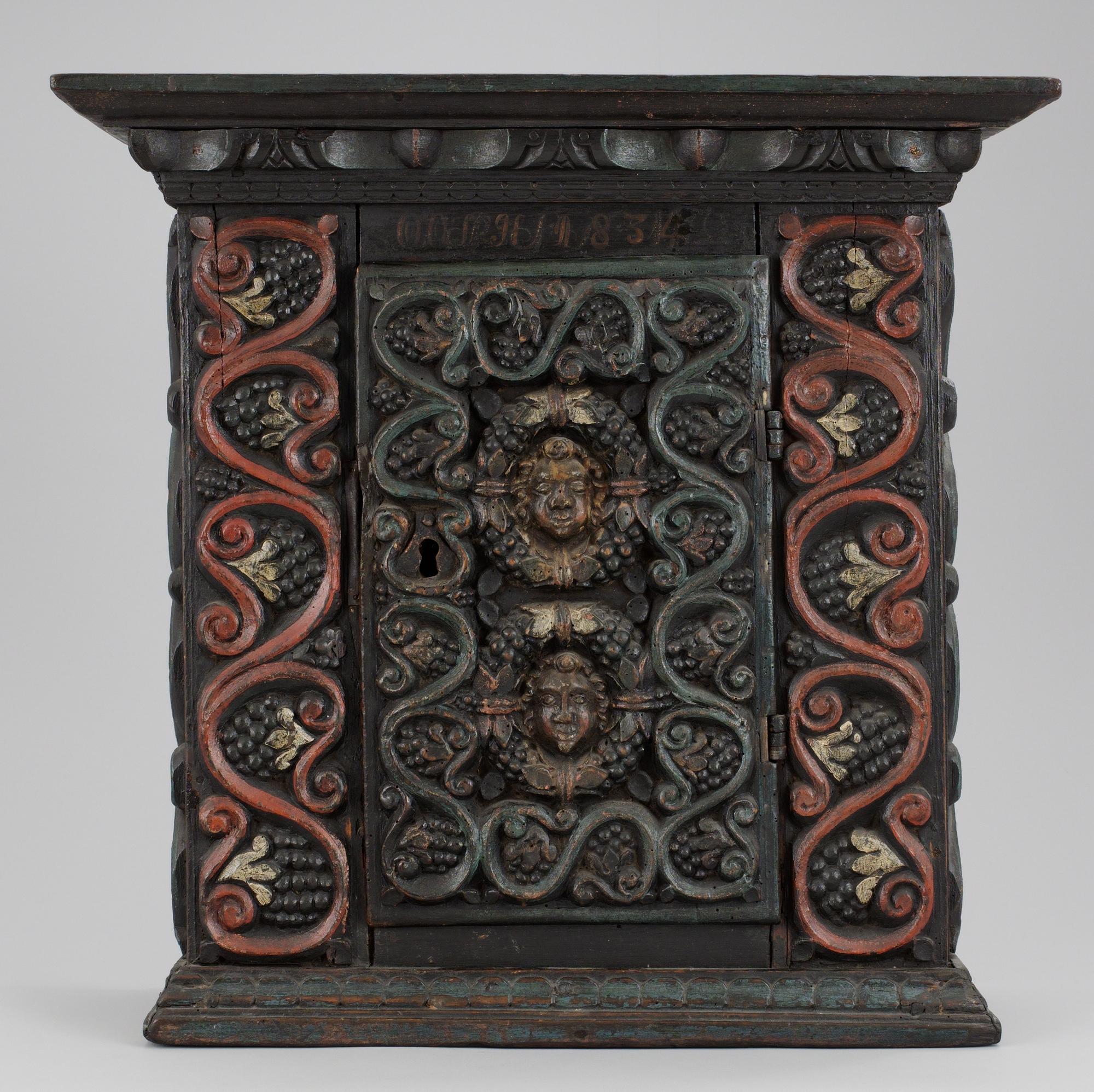HÄNGSKÅP, delvis 1600/1700-tal. Märkt 1834.