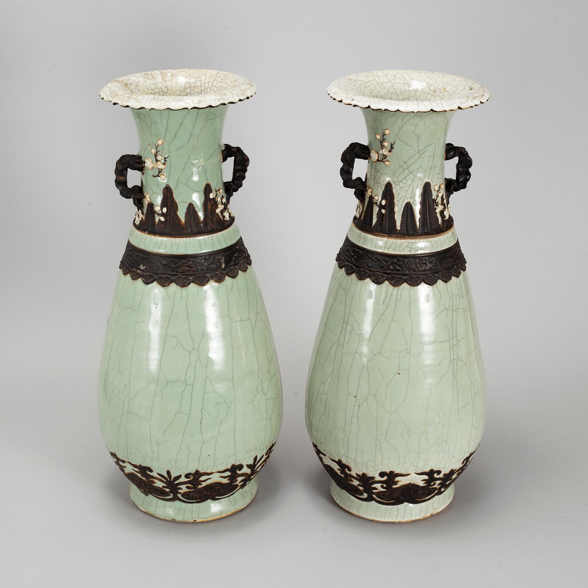 A large pair of Chinese blue and white porcelain vases, early 20th century.