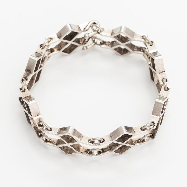 Jorma Laine, A silver bracelet. Kultateollisuus, Turku 1967.