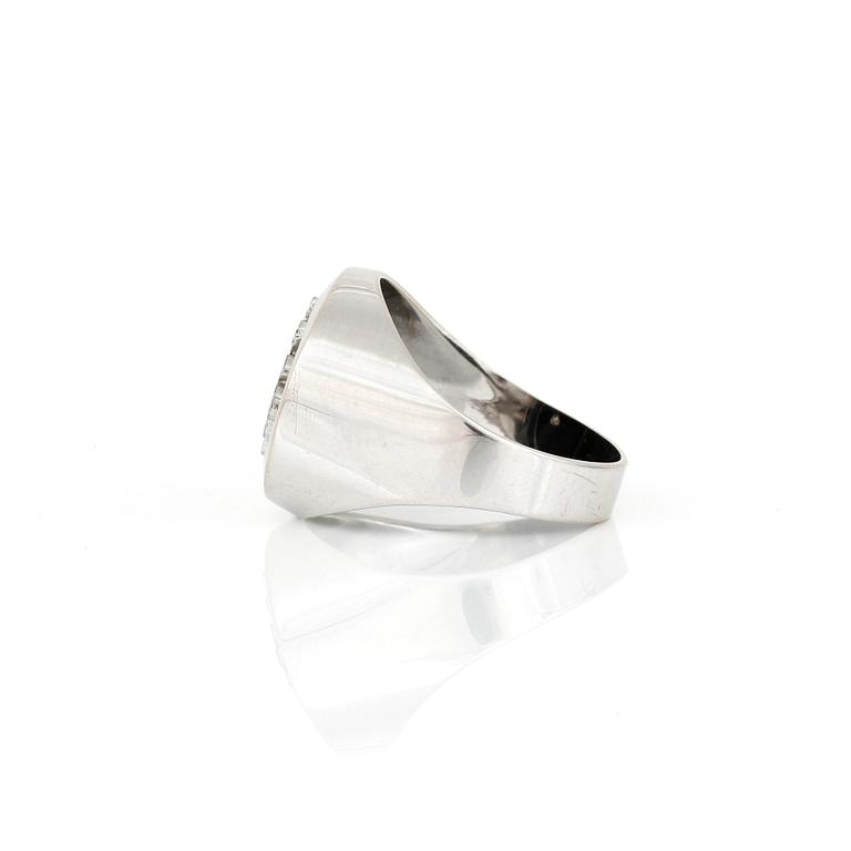 RING, 18K vitguld med sannolikt onyx. Total vikt ca 7,94 g.