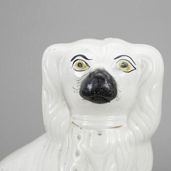 FIGURINER ett par, flintgods, Staffordshire, England, 1900-talets första hälft.,