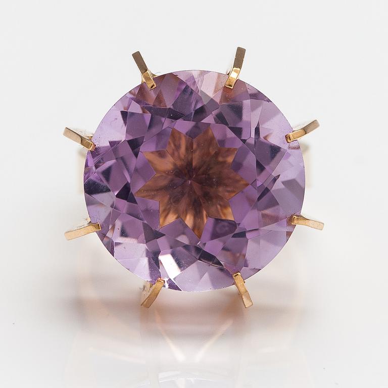 Elis Kauppi, A 14K gold and amethyst ring. Kupittaan kulta, Turku.
