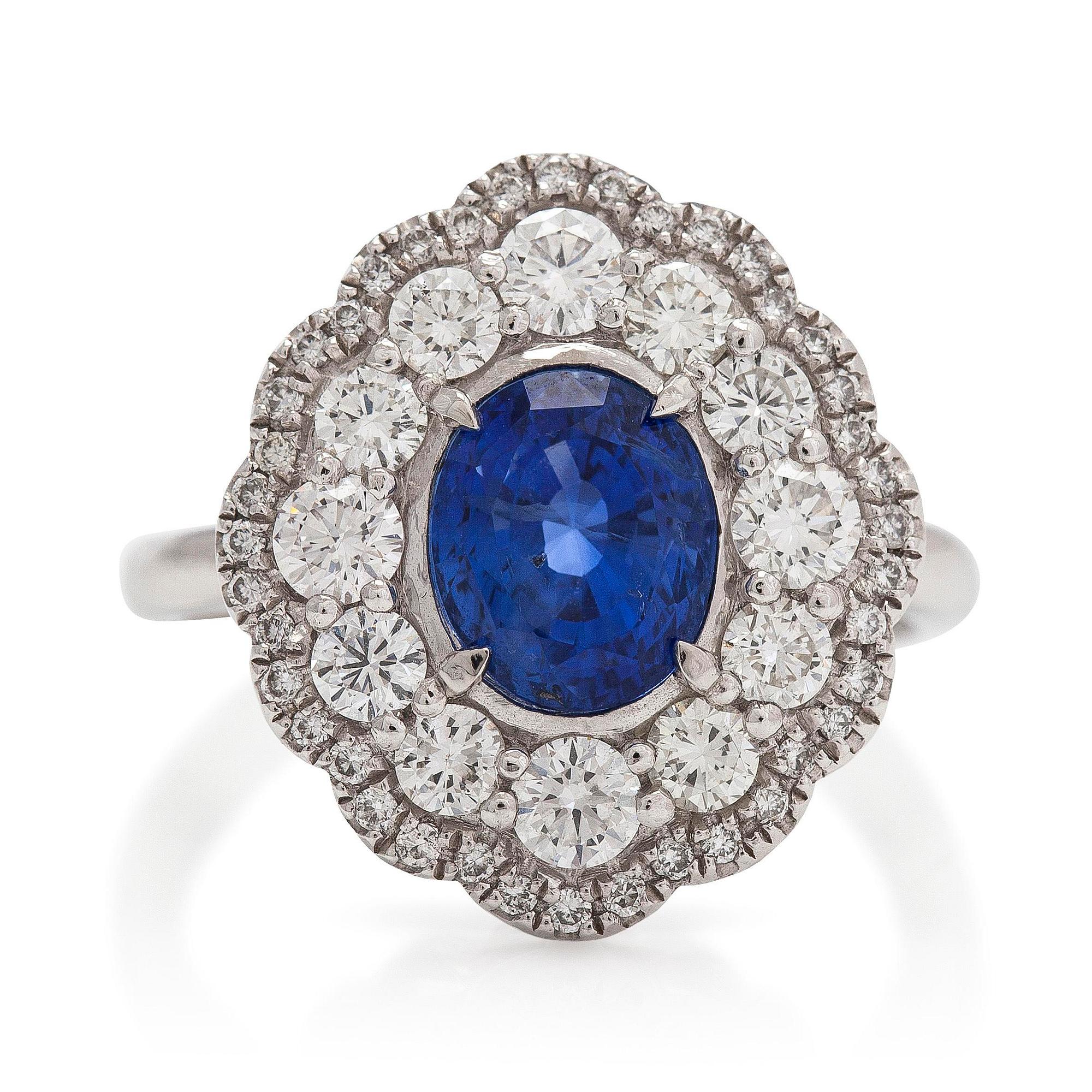 Ring, platina med en oval obehandlad safir, Sri Lanka, och briljantslipade diamanter. GRS-sertifikat.