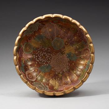 A large Japanese Satsuma bowl, Meiji period (1868-1912).