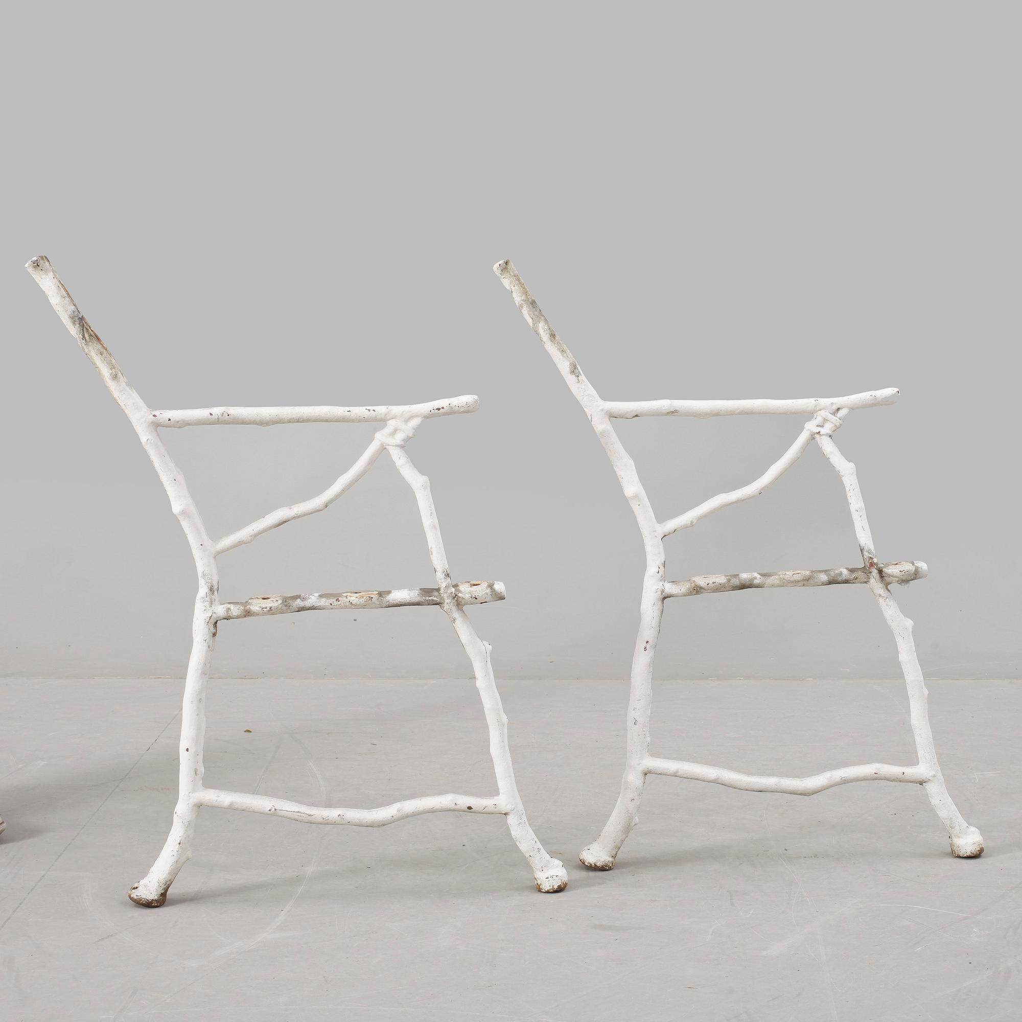 GAVLAR, ett par, till trädgårdssoffa, gjutjärn, 1900-talets första hälft.