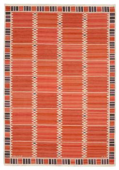 926. CARPET. "Salerno röd med enkel bård". Rölakan (flat weave). 271 x 189 cm. Signed AB MMF BN.