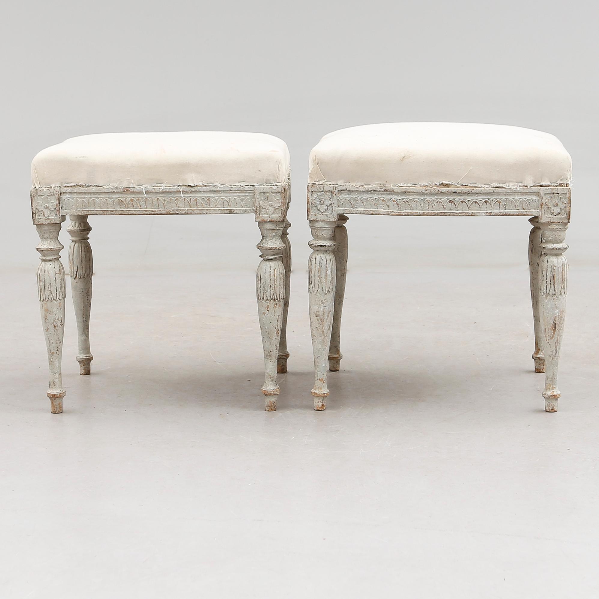 TABURETTER, 1 par, snarlika, gustavianska, 1700-talets slut.