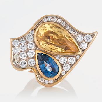 A Kristian Nilsson ring set with a yellow sapphire 10.10 cts and a blue sapphire 2.52 cts.