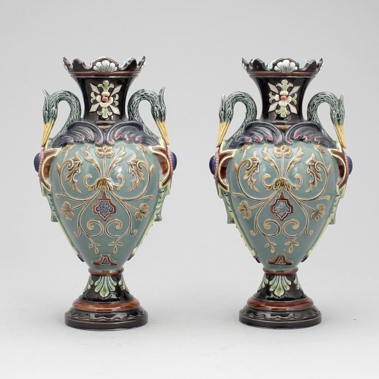 URNOR, ett par, majolika, omkring 1900.