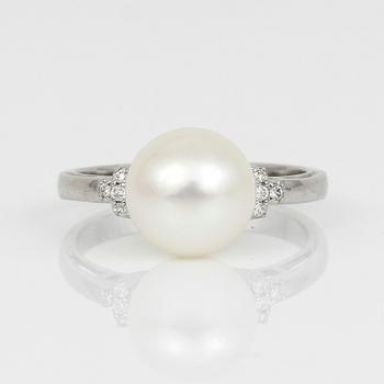 RING, 14K vitguld med odlad pärla och små diamanter tot ca 0,08 ct. Total vikt ca 3,58 g.
