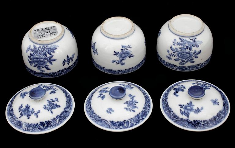 CREMEKOPPAR, 3 st, porslin, Qianlong, Kina 1700-tal.