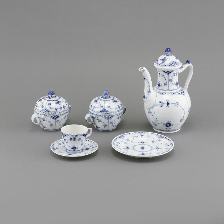 SERVISDELAR, 27 st, porslin, "Musselmalet", Royal Copenhagen, Danmark, 1900-talets andra hälft.