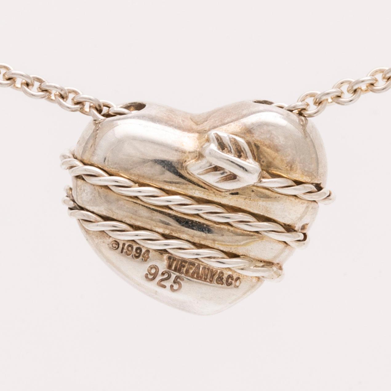 Tiffany 1 ring with a bow and heart pendant with chain 1 more ring sterling silver total weight 20 8 g. Bukowskis