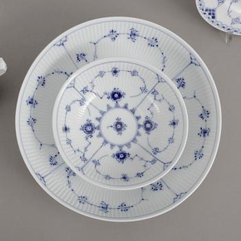 MATSERVIS, 64 delar, porslin, "Musselmalet", Royal Copenhagen.