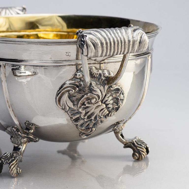 A Baltic 18th century silver tureen with lid. Mark on the lid Johann Leonhard Mörck, Mitau (active 1755-1790).