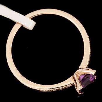 RING, 14k guld, ametist ca 0,54 ct samt diamater tot ca 0,10 ct, vikt ca 2,36 gram.
