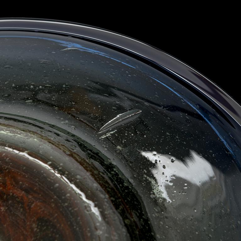 Oiva Toikka, a glass dish signed Oiva Toikka Nuutajärvi Notsjö.
