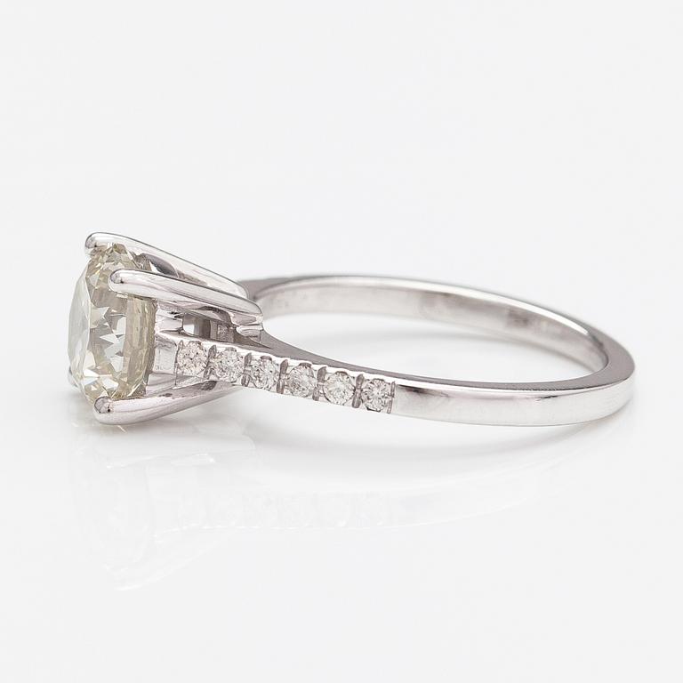 A 14K white gold ring with diamonds ca. 2.23 ct in total. AIG-certificate.