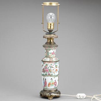 BORDSLAMPA, porslin och mässing, 1900-talets första hälft.