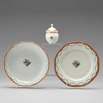 664. A part dinner service, Qing dynasty, Qianlong (1736-1820). (19 pieces).