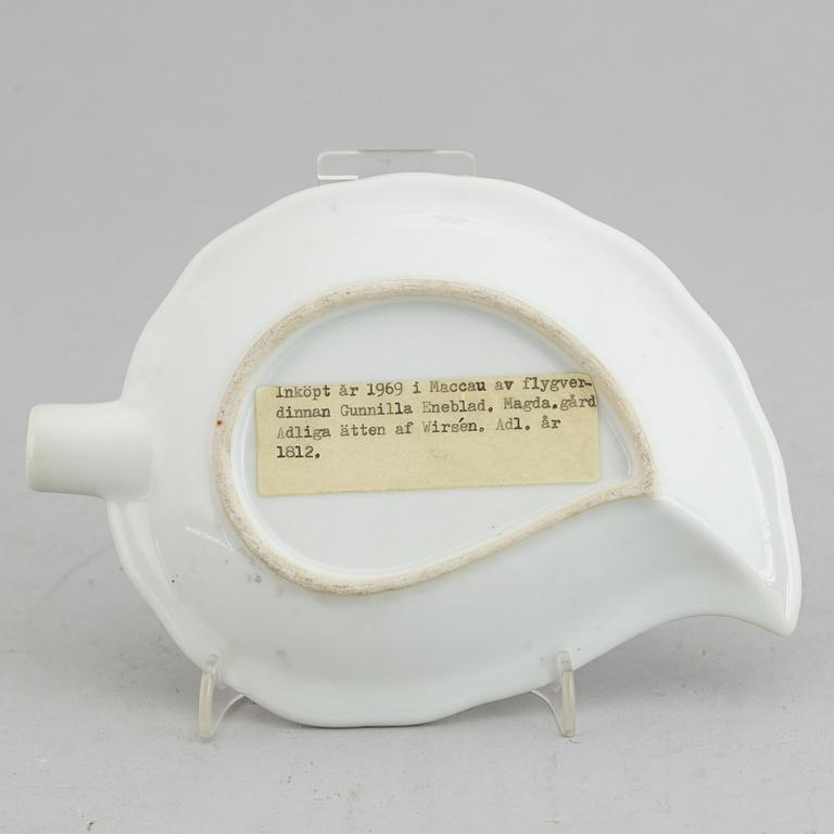 A Chinese famille rose weapon porcelain dish, 20th century.