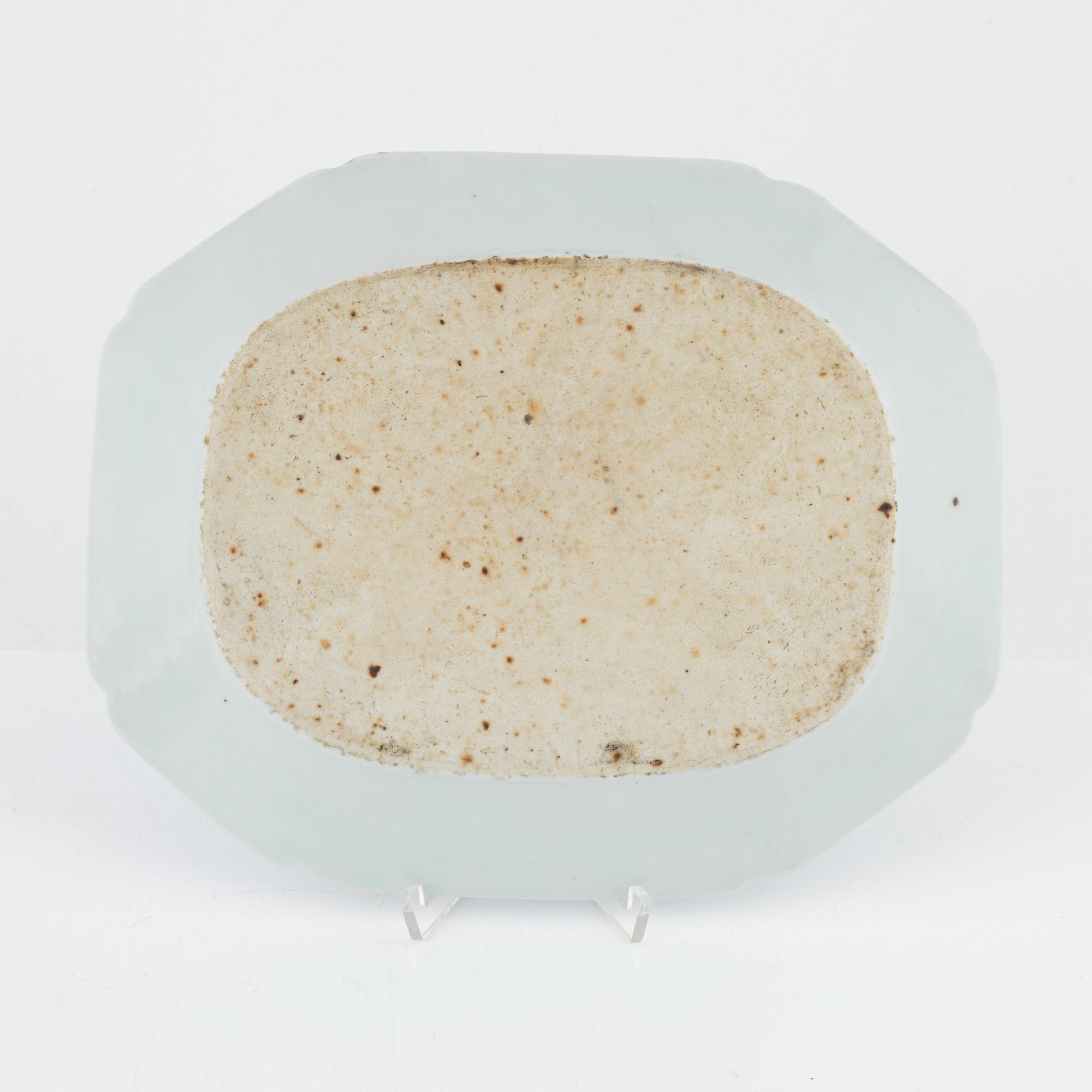 Tallrikar, 7 st, samt stekfat, Kina, Qingdynasti, 1700-1800-tal.