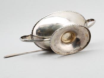 STRÖSOCKERSKÅL, silver, gustaviansk stil, Uppsala 1924. Total vikt ca 439 cm.
