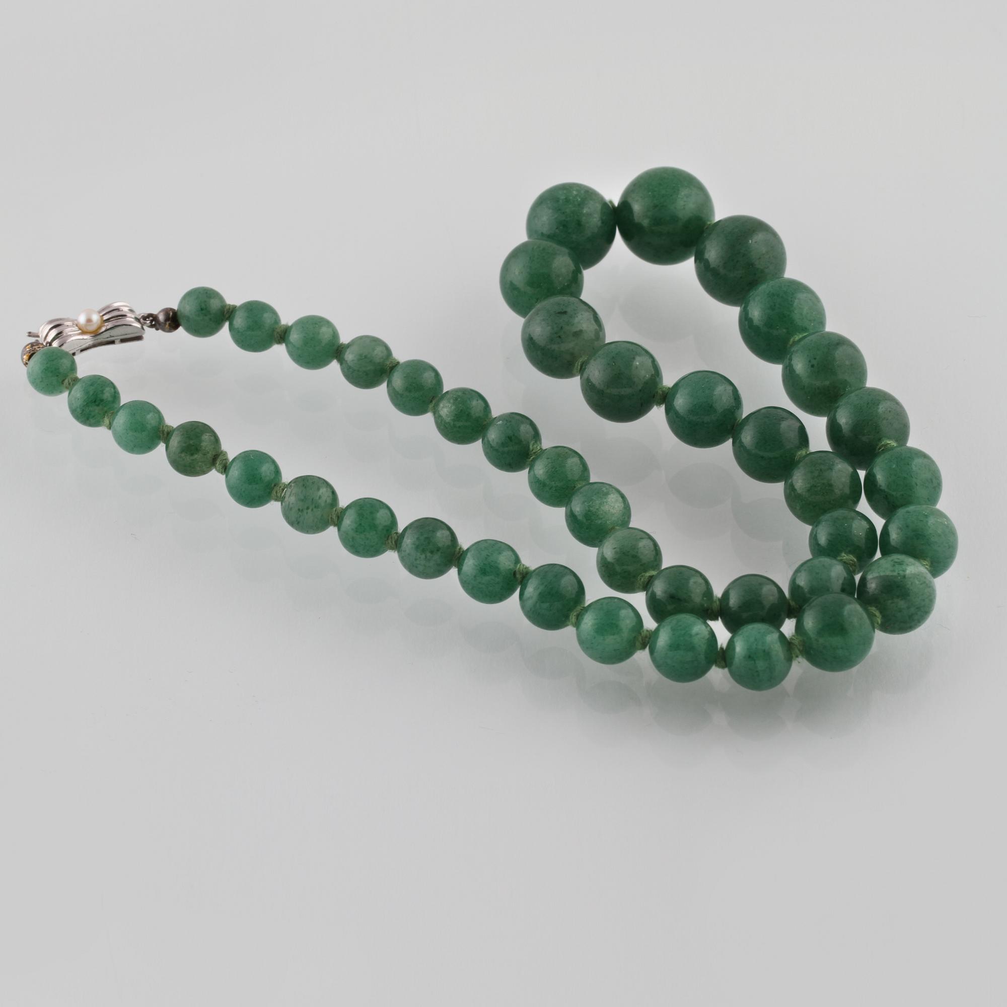 COLLIER, jade, lås i vitmetall med odlad pärla.