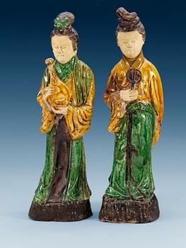 1284. FIGURINER, två stycken, lergods. Ming dynastin (1368-1644).