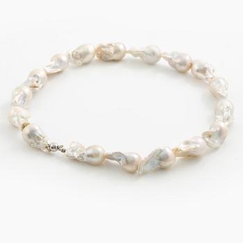 Necklace with cultured baroque-shaped freshwater pearls, clasp 18K white gold.