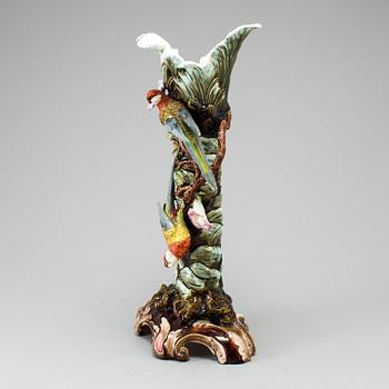 A MAJOLICA VASE, ca 1900.