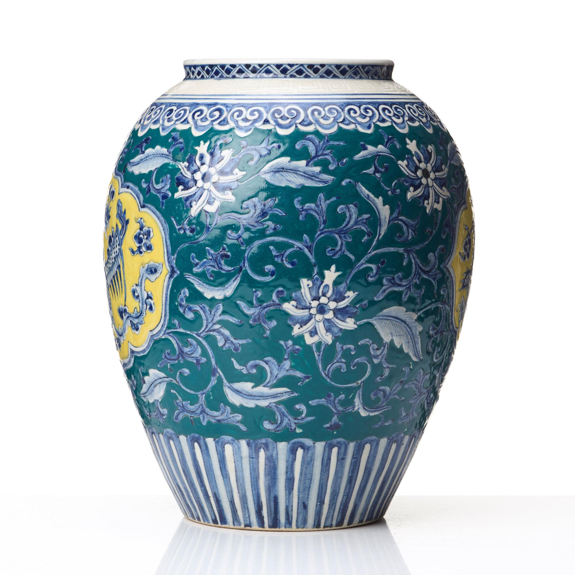 A dragon and phoenix vase, Qing dynasty, 19th Century.