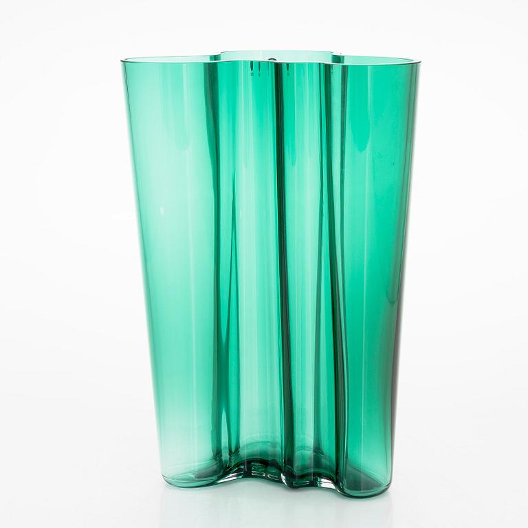 Alvar Aalto, a '251' vase signed Iittala. 2000s.