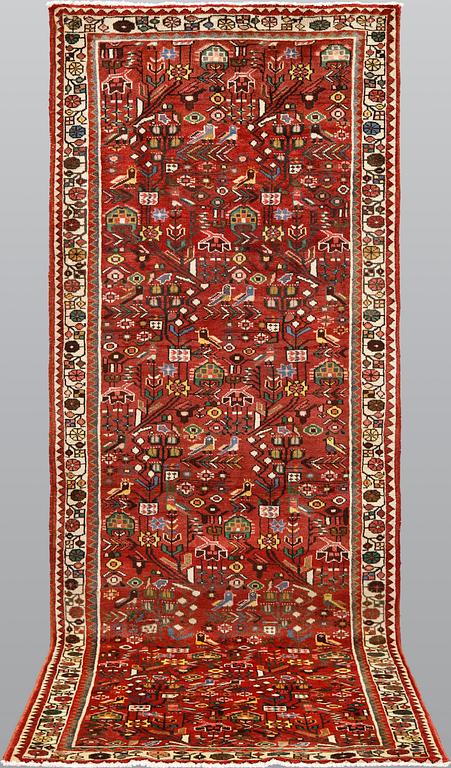 A Hamadan runner, approx. 300 x 110 cm.