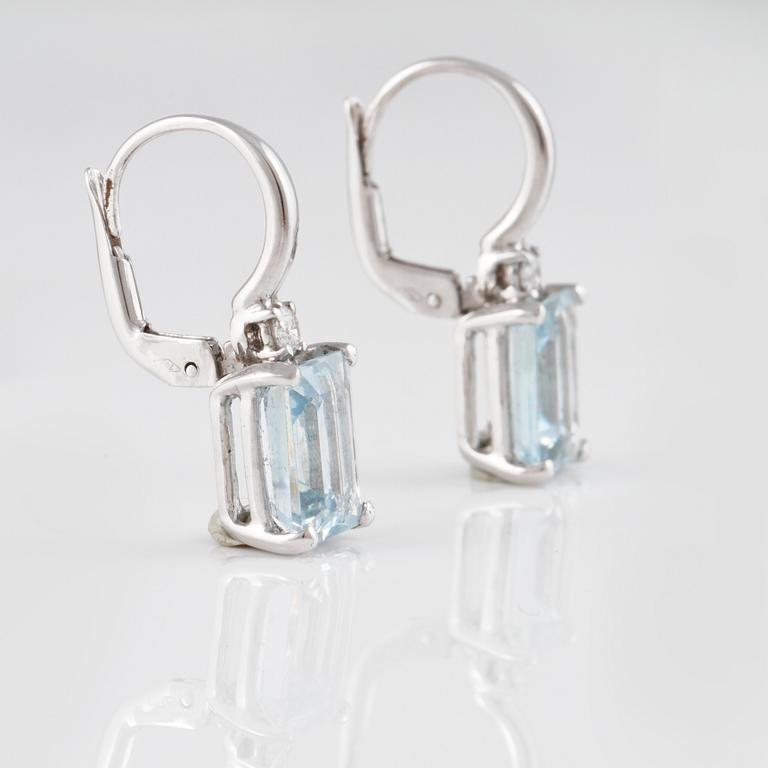 ÖRHÄNGEN, 18K vitguld med briljantslipade diamanter ca 0.05 ct samt fasettslipade akvamariner ca 4.20 ct. Vikt 4,6 gram.