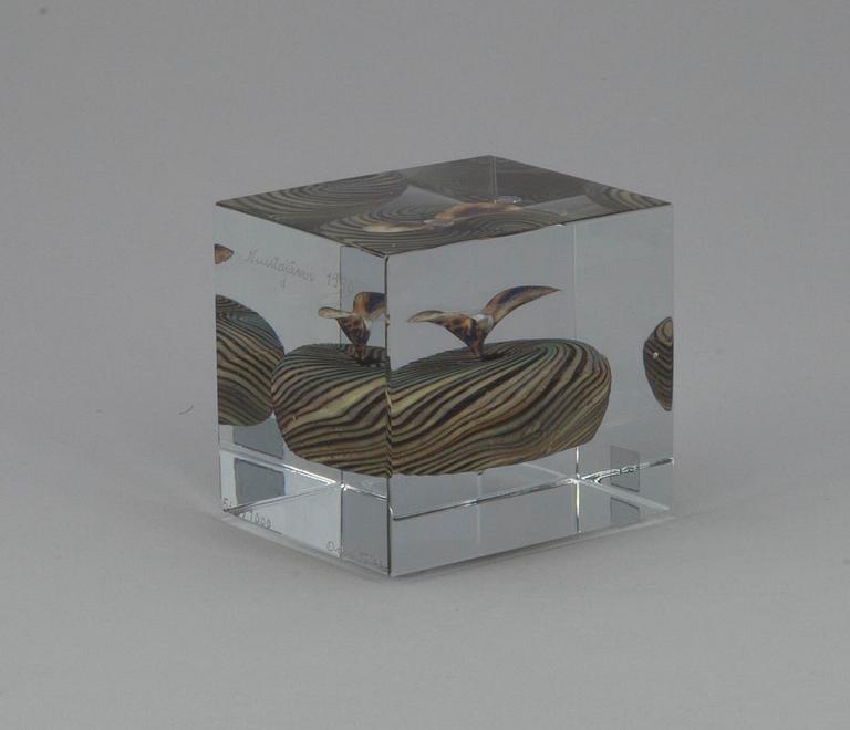 ÅRSKUB, glas, signerad Oiva Toikka, Nuutajärvi 1980, numrerad 566/1000.
