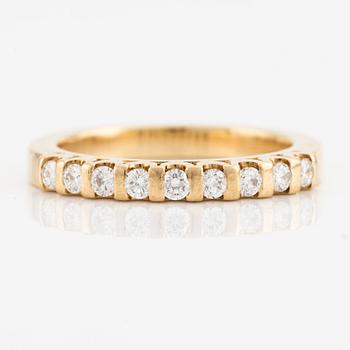 Opulent alliance ring in 18K gold with round brilliant-cut diamonds.