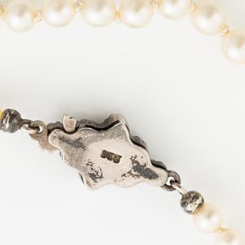Pearl necklace with graduated cultured pearls, with a clasp of silver set with marcasites.