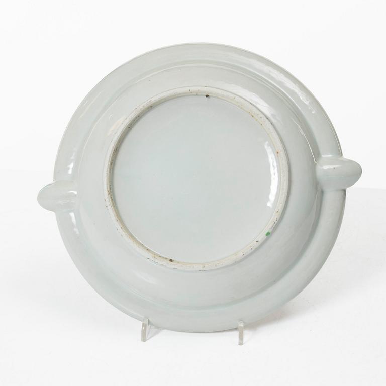 Värmefat, porslin. Qingdynastin, Kanton, 1800-tal.