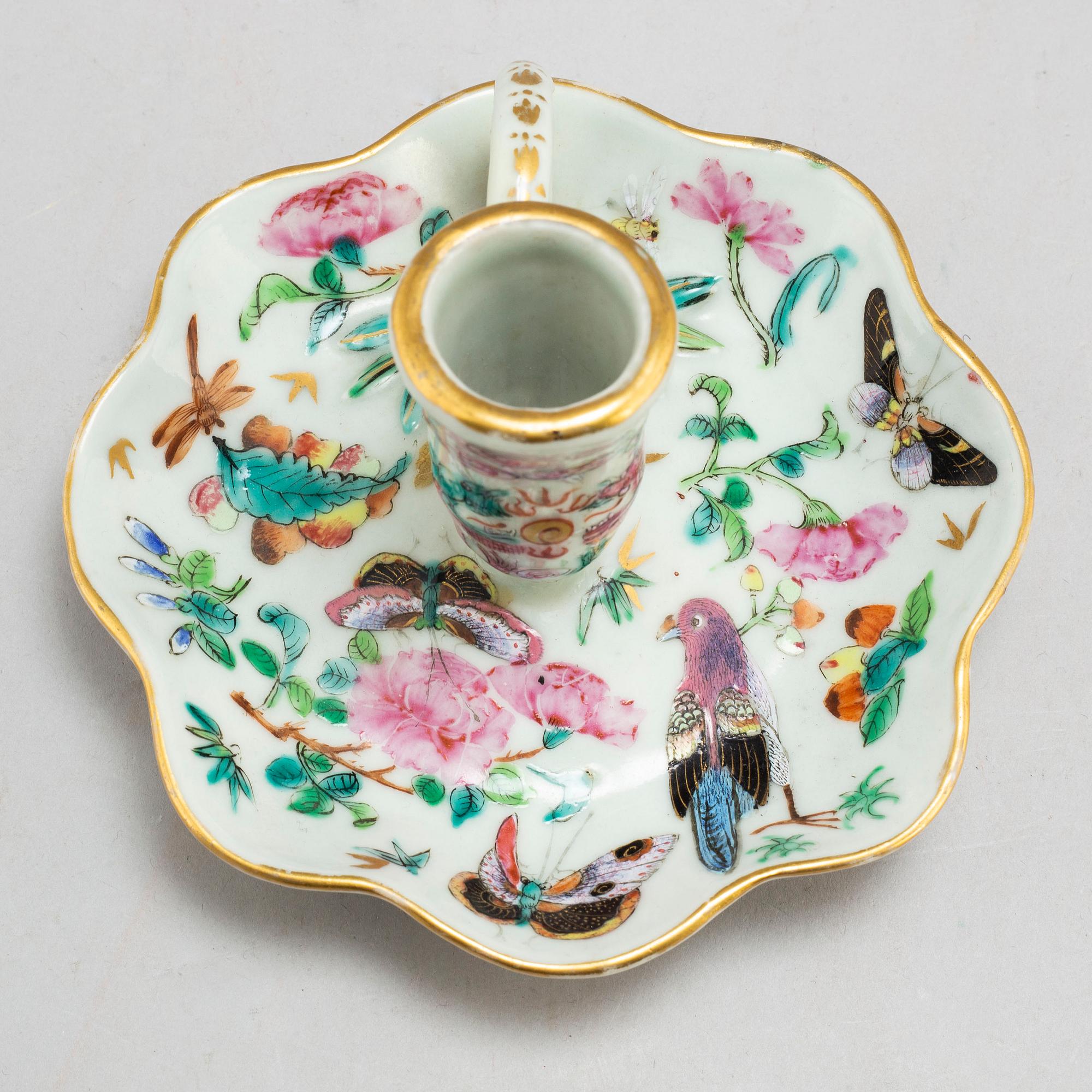 A blue and white saucer with a famille rose Canton candle holder, Qing dynasty, Qianlong and 19th century.