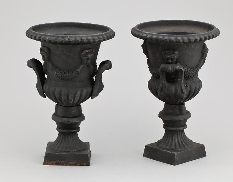 GJUTJÄRNSURNOR, ett par, 1900-tal.