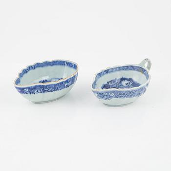 54 dinner service pieces, blue and white porcelain, Qing Dynasti, China, 18th/19th century.