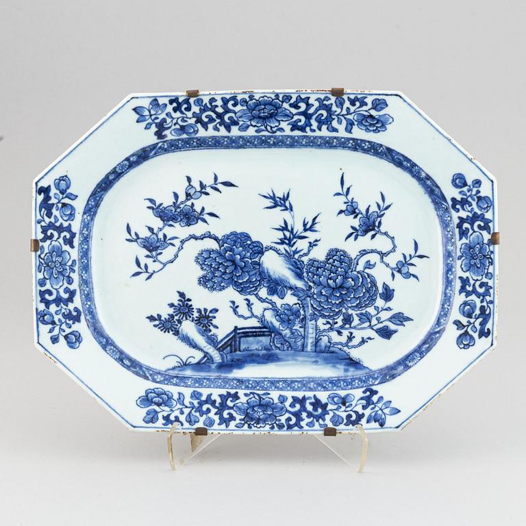 A blue and white serving dish, Qing dynasty, Qianlong (1736-95).
